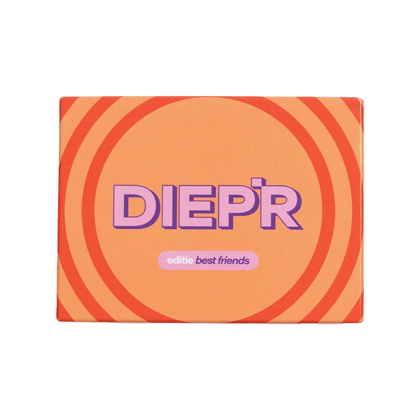 Diepere vragen. Diepere vriendschap. De best friends editie van DIEP'R heeft 60 vragen voor jou en je beste vriend of vriendin in kaart gebracht. Alles om jullie band nog verder te verdiepen. Durf je alles van jezelf aan elkaar te laten zien? Speel het spel en have some fun along te way.