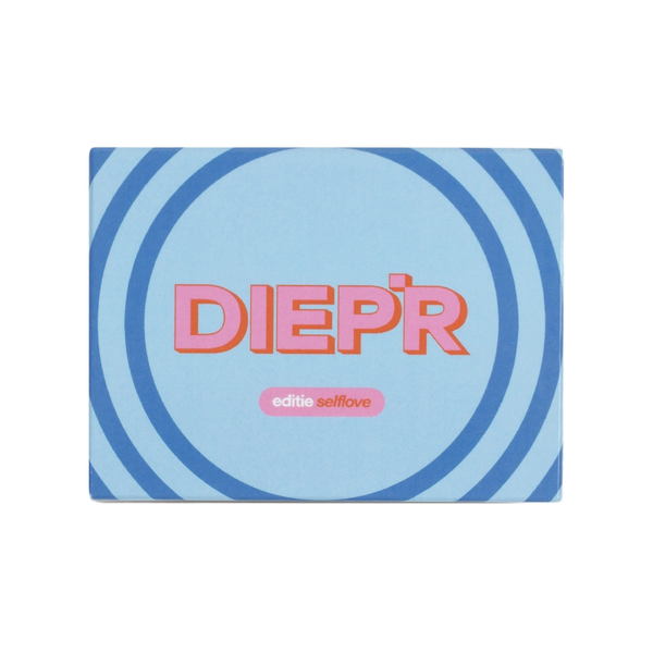 Jezelf zien en accepteren zoals je bent. Dat is het mooiste cadeau dat jij jezelf kunt geven. De self-love editie van DIEP'R brengt dan ook 60 vragen in kaart om je zelfliefde te verdiepen. Ga de uitdaging aan en leer van je eigen inzichten. Dit zijn de vragen die jij jezelf altijd al hebt willen stellen.
