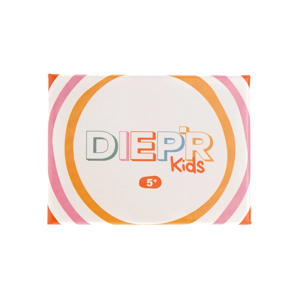 DIEP'R Kids 5+ is een kaartspel voor kinderen vanaf 5 jaar. Ga op ontdekkingsreis in je hoofd en hart en leer over je emoties te praten.