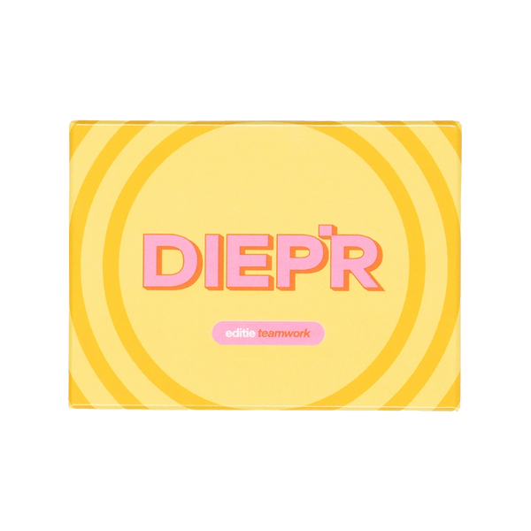 Teamwork makes the dream work. Dus leg je kaarten op tafel en leer je collega’s op een diepere manier kennen. Met de werkeditie van DIEP’R creëer je een speels moment om je band met elkaar te versterken. Van diep, dieper tot diepst: kies je vraag en go! Dit is het spel dat van medewerkers een team maakt.