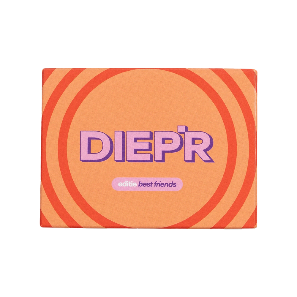 Diepere vragen. Diepere vriendschap. De best friends editie van DIEP'R heeft 60 vragen voor jou en je beste vriend of vriendin in kaart gebracht. Alles om jullie band nog verder te verdiepen. Durf je alles van jezelf aan elkaar te laten zien? Speel het spel en have some fun along te way. 