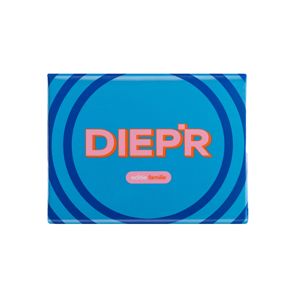 De DIEP'R Familie editie is gemaakt voor ouders en hun volwassen kinderen die elkaar nóg beter willen leren kennen. Aan de hand van 60 originele vragen duik je samen in herinneringen, dromen, verschillen en alles daartussen.