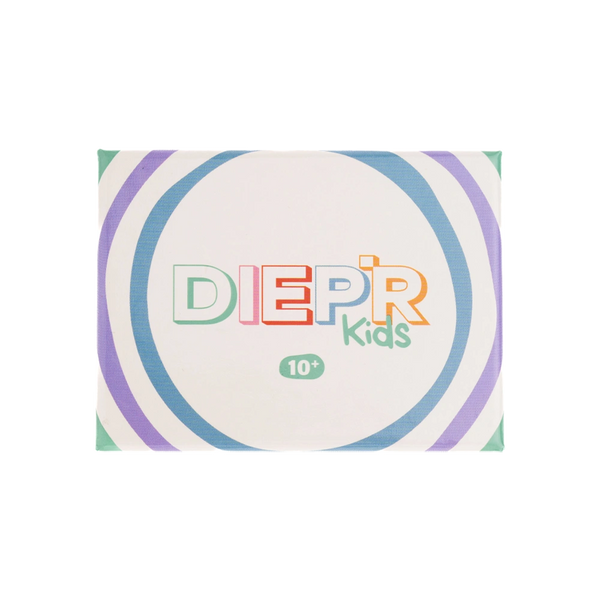 DIEP'R Kids 10+ is een kaartspel voor kinderen vanaf 10 jaar. Duik je dieper in de vragen die je laten lachen, nadenken en voelen. 