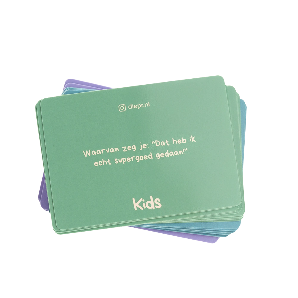 DIEP'R KIDS 10+ is het nieuwe kaartspel voor kinderen vanaf 10 jaar. Speel met je vrienden of met je ouders en ontdek de leukste dingen over jezelf, je familie en je vrienden. 