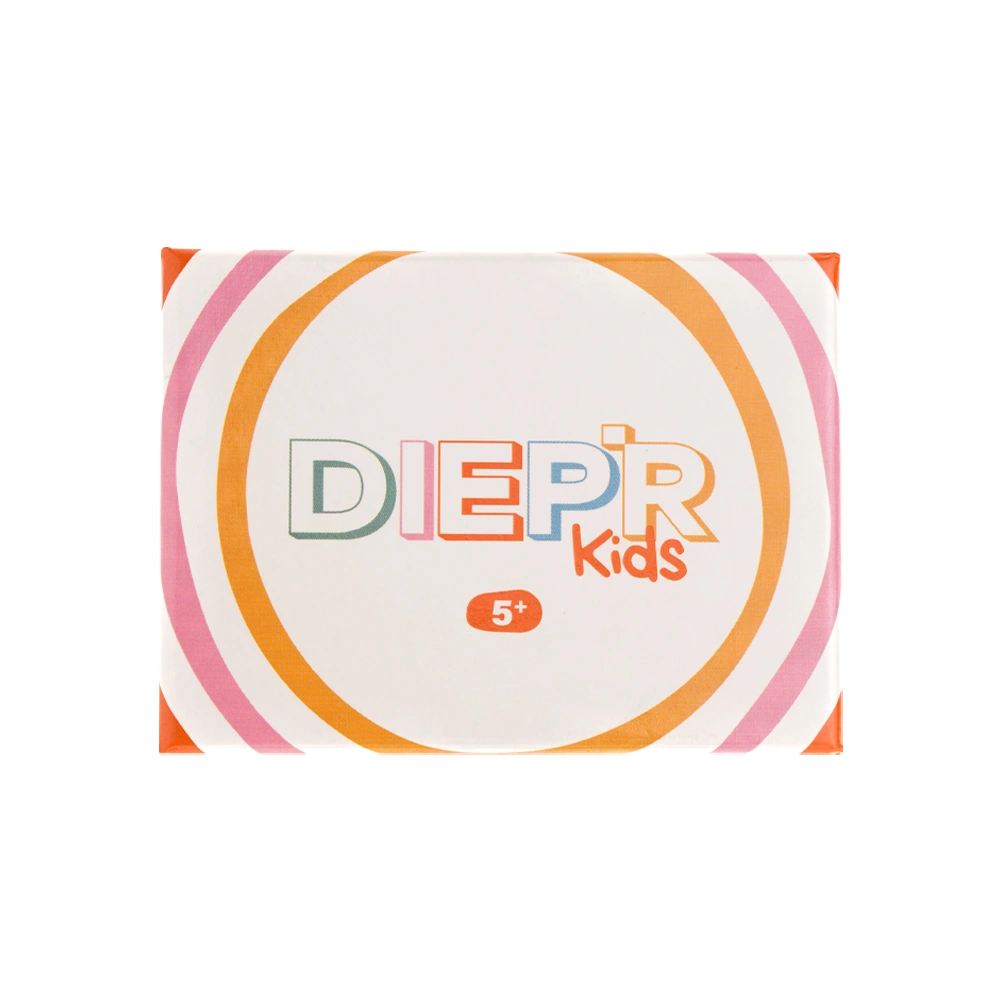 DIEP'R Kids 5+ is een kaartspel voor kinderen vanaf 5 jaar. Ga op ontdekkingsreis in je hoofd en hart en leer over je emoties te praten. 
