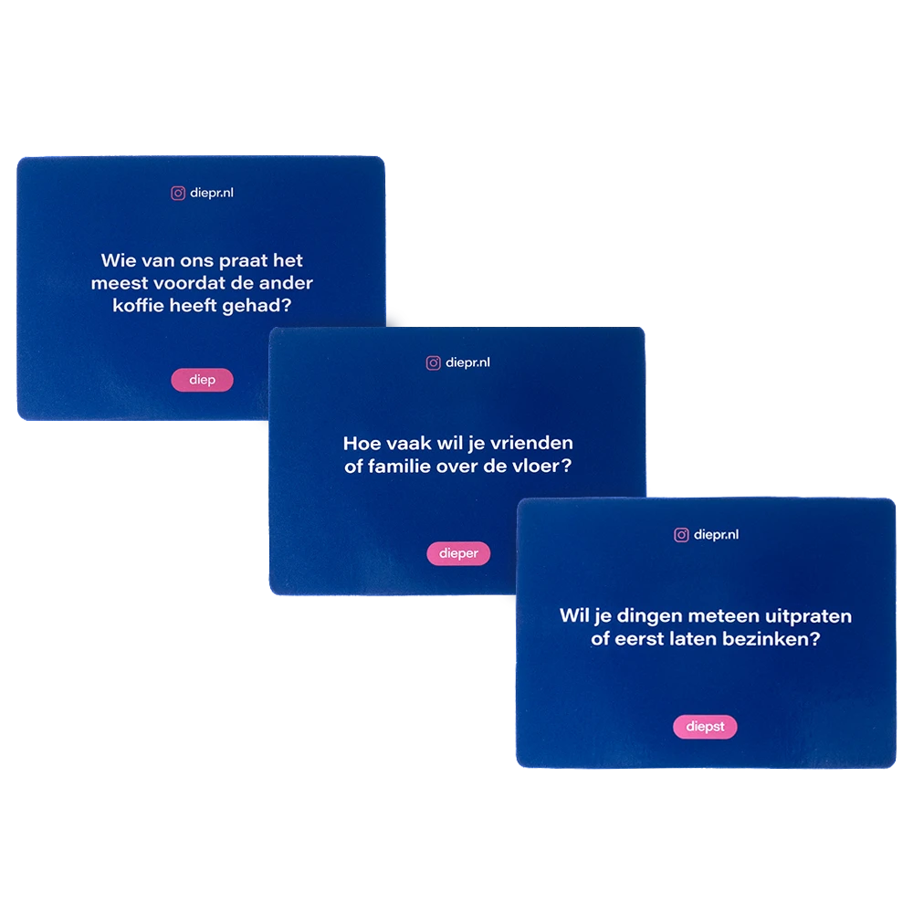 Stapel kaartjes van vragen uit de DIEP'R Samenwonen editie. 