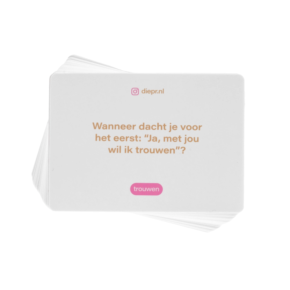 DIEP’R TROUWEN de focus terug waar hij hoort: op jullie twee. Verwacht verrassende vragen, nieuwe inzichten en vooral veel lol. Perfect voor een avondje wedding prep, of gewoon voor de fun. Dit is jullie shortcut naar de bruiloft van jullie dromen.