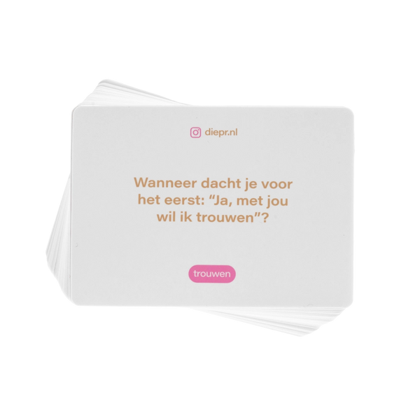 DIEP’R TROUWEN de focus terug waar hij hoort: op jullie twee. Verwacht verrassende vragen, nieuwe inzichten en vooral veel lol. Perfect voor een avondje wedding prep, of gewoon voor de fun. Dit is jullie shortcut naar de bruiloft van jullie dromen.