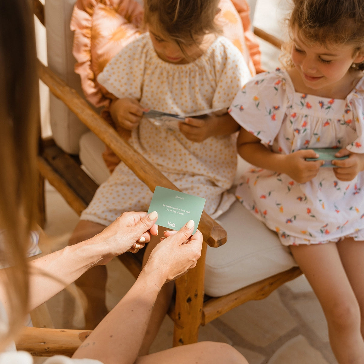 DIEP'R Kids 10+ is een kaartspel voor kinderen vanaf 10 jaar. Duik je dieper in de vragen die je laten lachen, nadenken en voelen. 