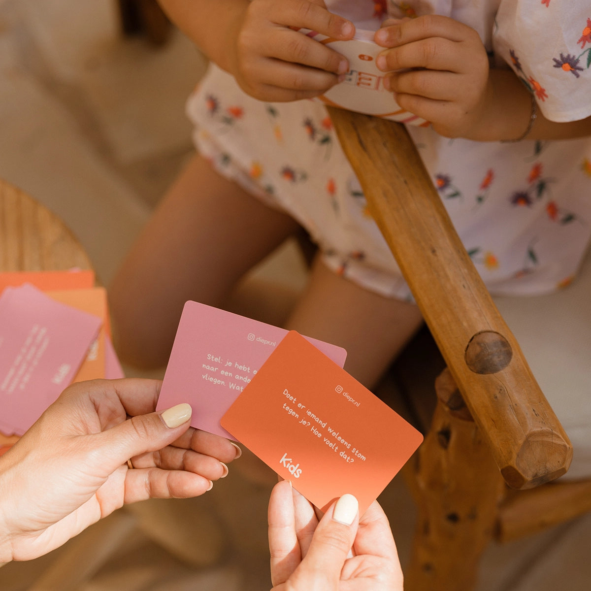 DIEP'R Kids 5+ is een kaartspel voor kinderen vanaf 5 jaar. Ga op ontdekkingsreis in je hoofd en hart en leer over je emoties te praten. 