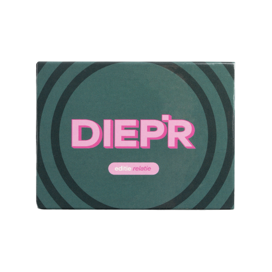 Diepere vragen. Diepere verbinding. Diepere liefde. Dat is waar het om draait bij de relatie editie van DIEP’R. Het vragenspel dat je relatie verdiept. Durf jij je kwetsbaar op te stellen? Je diepste verlangens bloot te leggen? En echt naar jezelf en de ander te kijken? Speel het spel en bepaal zelf hoe diep jullie gaan.